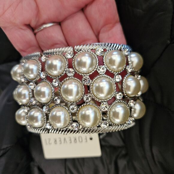 NWT Pearl & Rhinestone Statement Stretch Bracelet Silver Bridal Mob Wife Glam - Picture 2 of 3